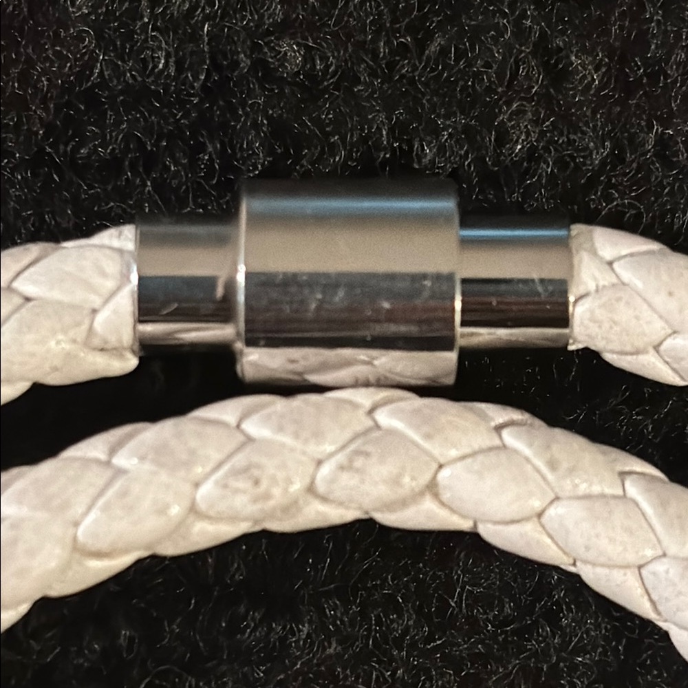 Clinique Braided White Leather Bracelet - Picture 3 of 4